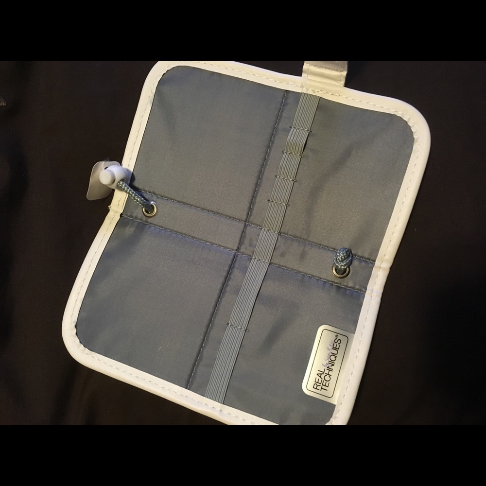 Real Techniques Makeup Brush Case - image 2